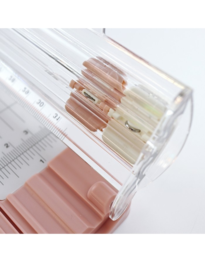 Termómetro de vidro com base rosa e escala em graus Celsius