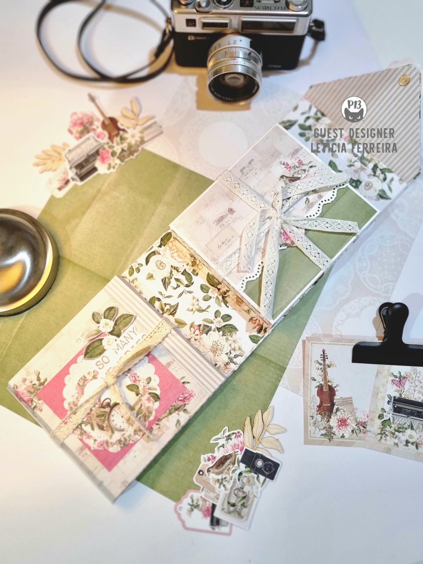 Conjunto artesanal de papelaria com decoração floral e envelopes verdes e rosa