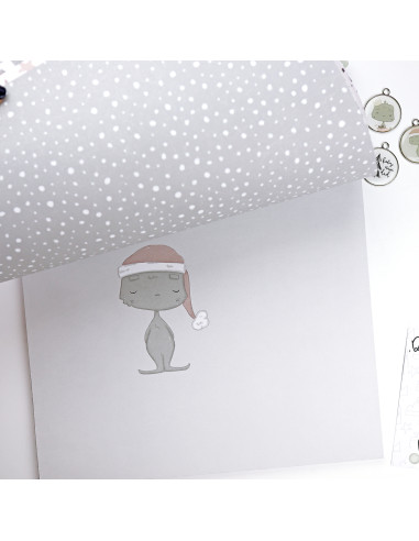 Papel de embrulho cinzento com bolinhas brancas e desenho de gato com gorro de Natal