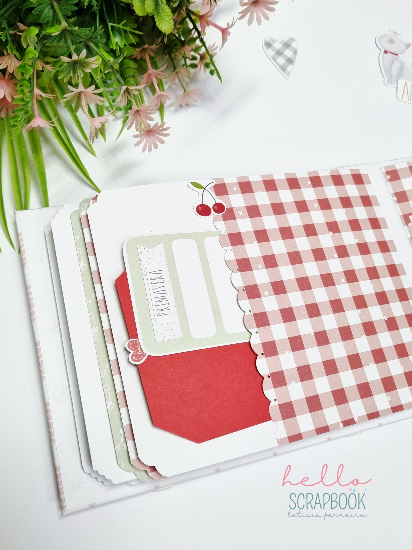 Página de scrapbook xadrez vermelho e branco com etiquetas e decoração de cerejas e flores, texto hello SCRAPBOOK