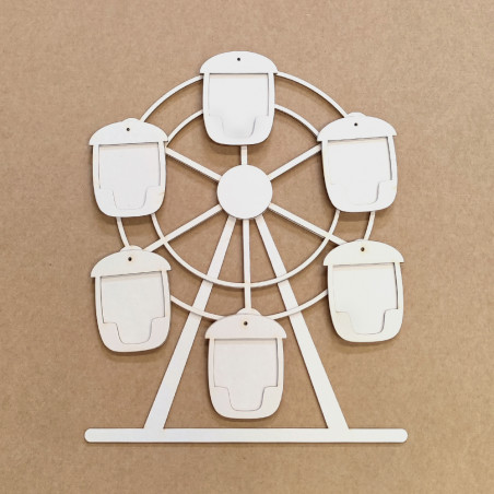 Elemento decorativo de madeira em forma de roda-gigante com compartimentos para fotos