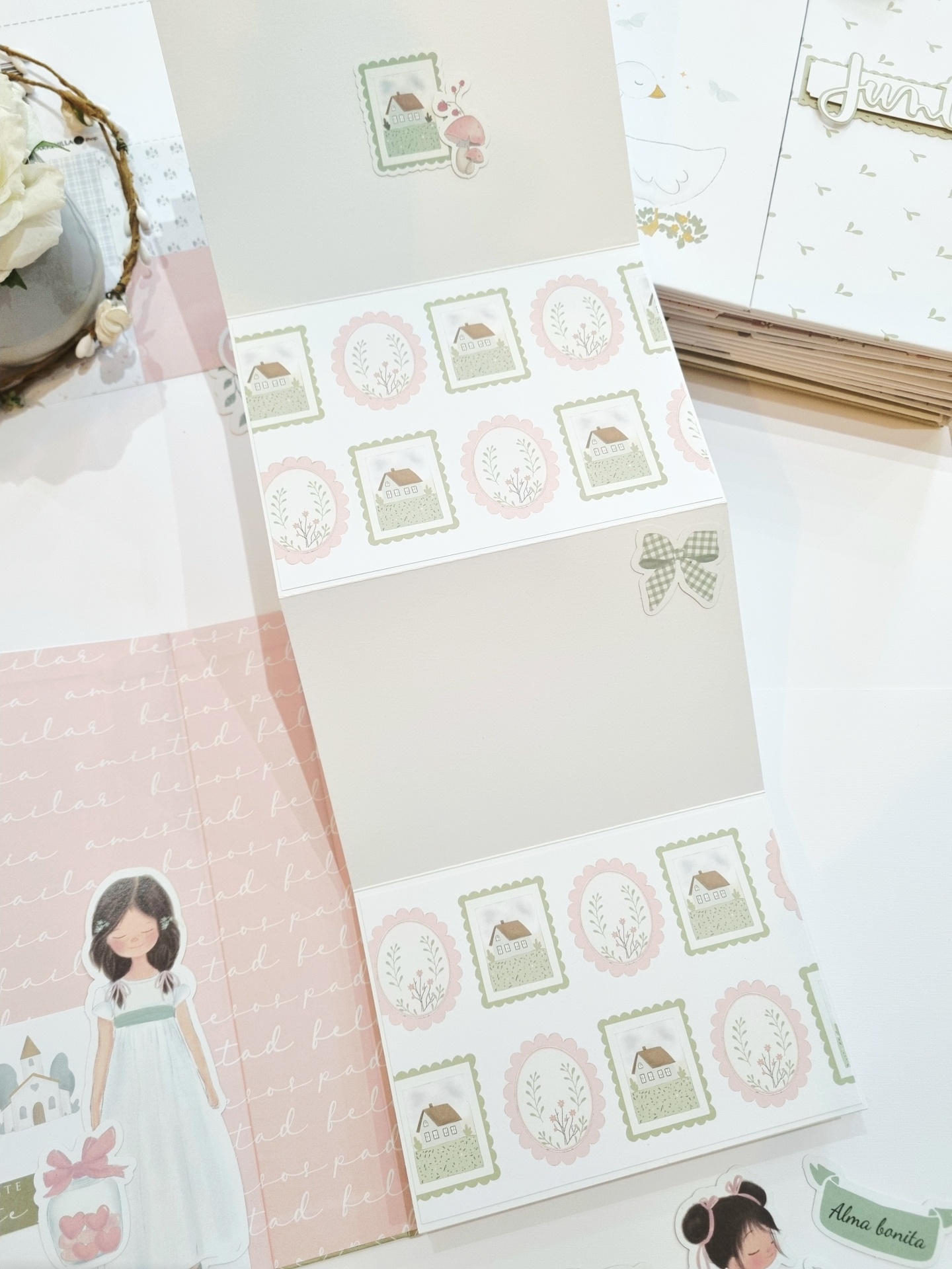 Notebook de papel com ilustrações delicadas e cores pastel sobre mesa branca