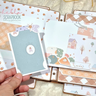 Álbum de scrapbook decorado com motivos outonais e etiquetas com texto