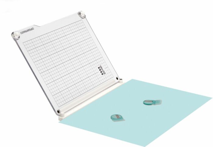 Quadro branco magnético em formato aberto com peças magnéticas verdes