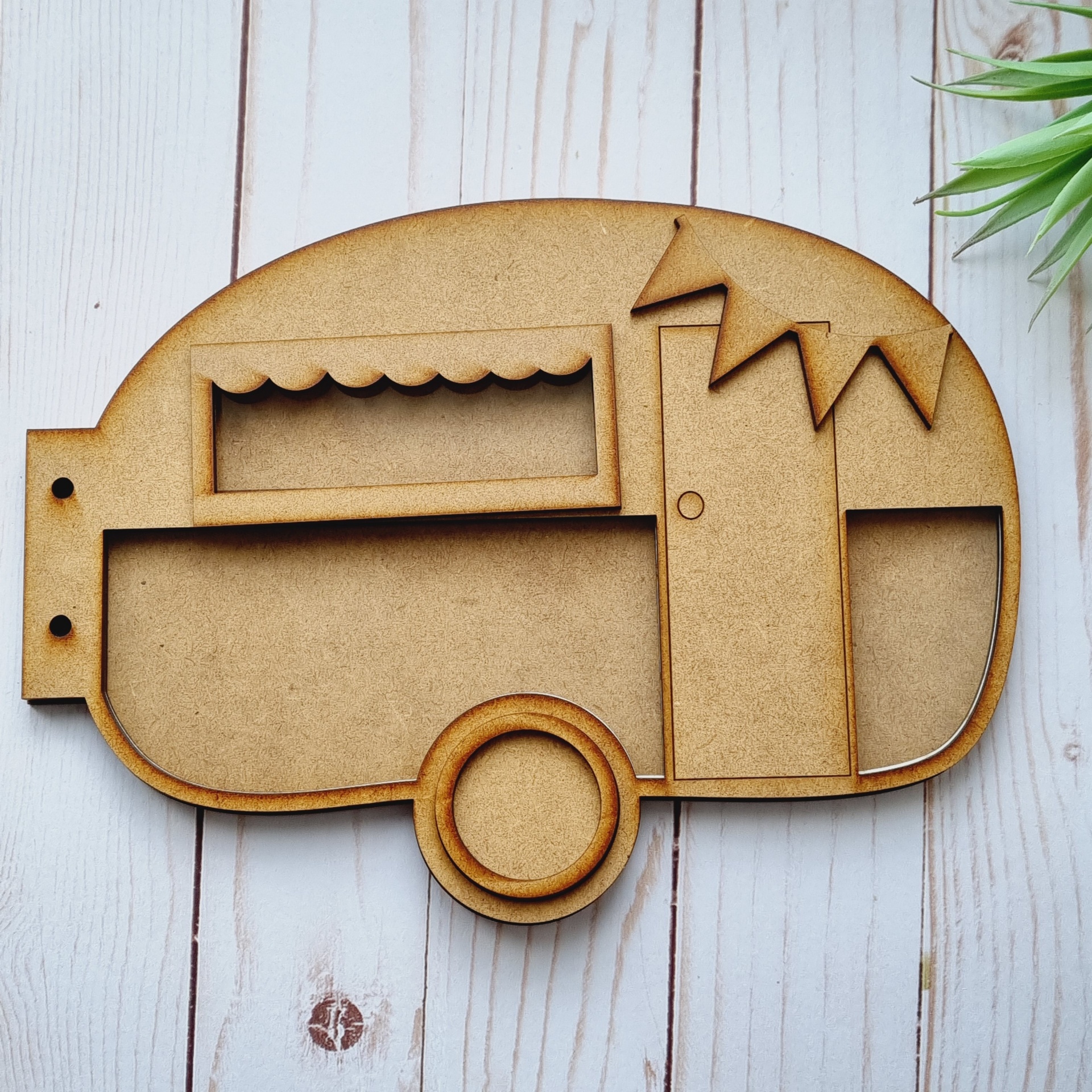 Figura decorativa de madeira em forma de caravana