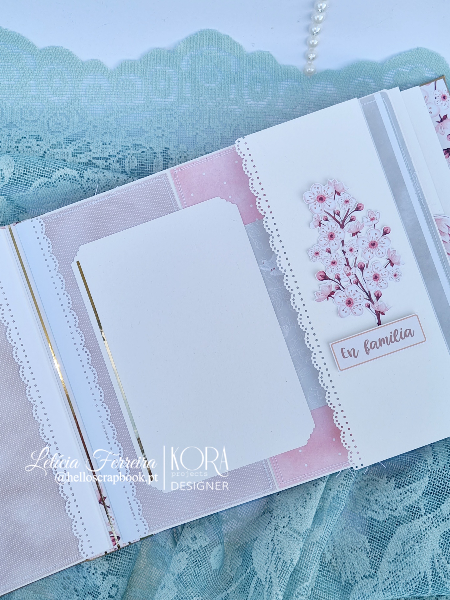 Álbum scrapbook decorado com árvore rosa e texto Em família