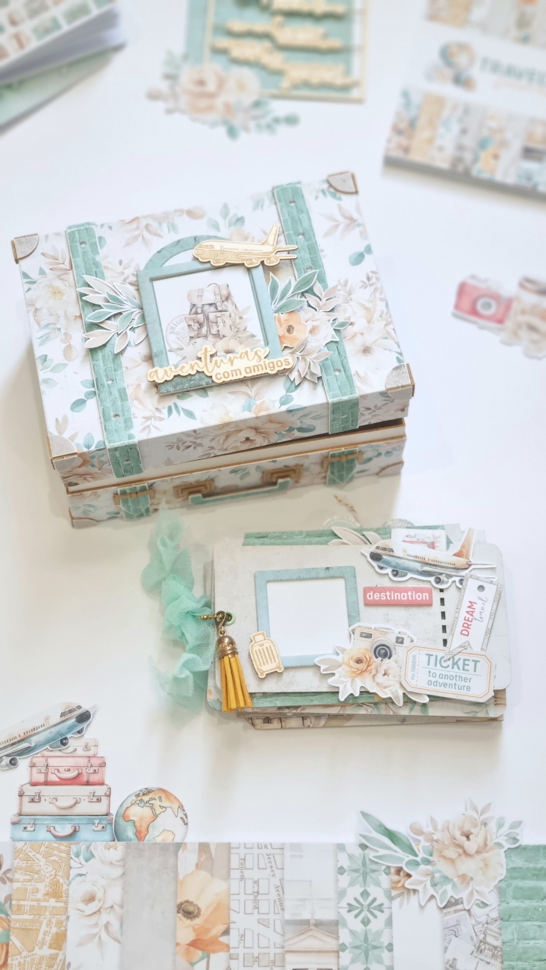 Caixas e cadernos decorados com tema de viagem e scrapbooking tons pastel