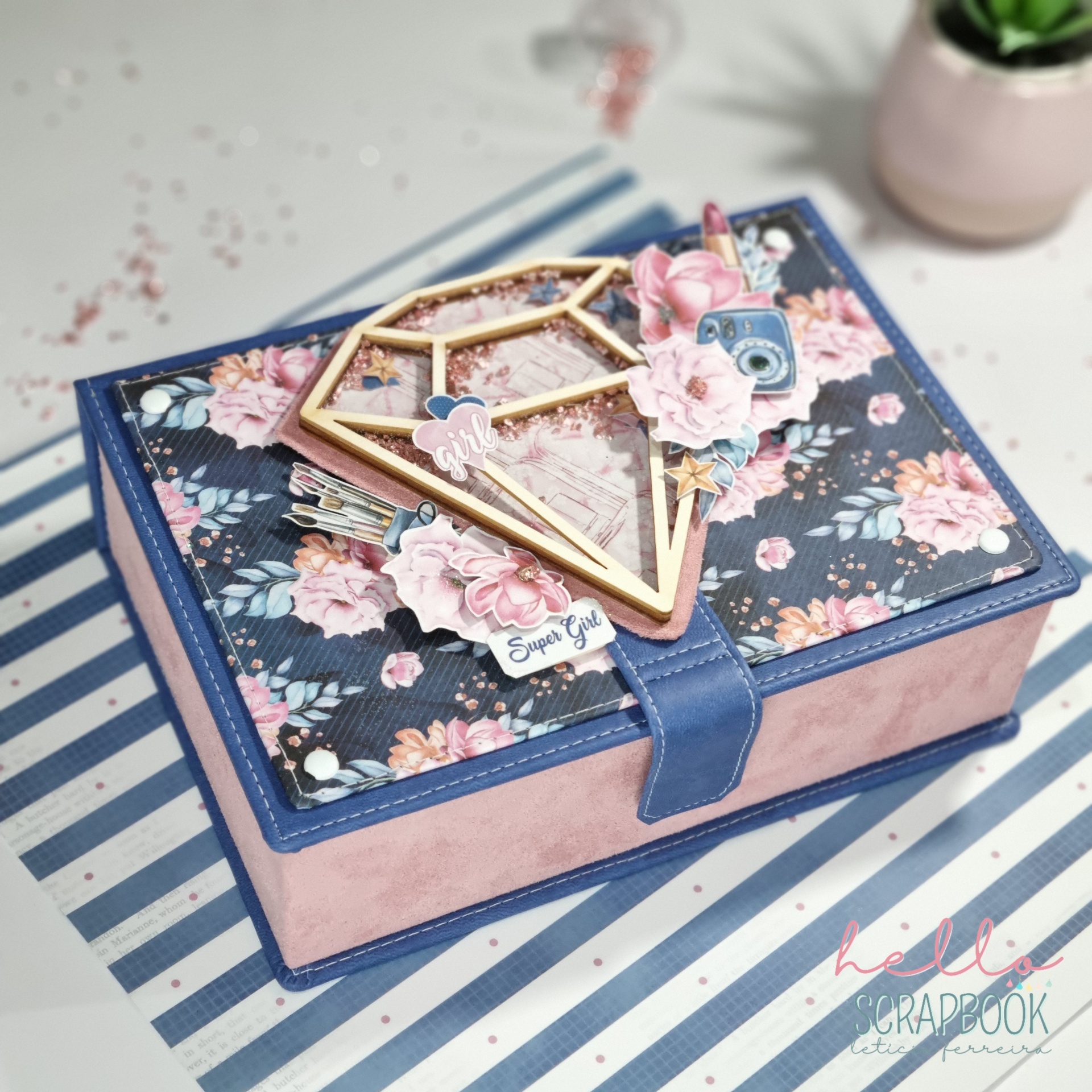 Caixa decorativa floral com tampa azul e rosa com aplicação de diamante e etiquetas decorativas