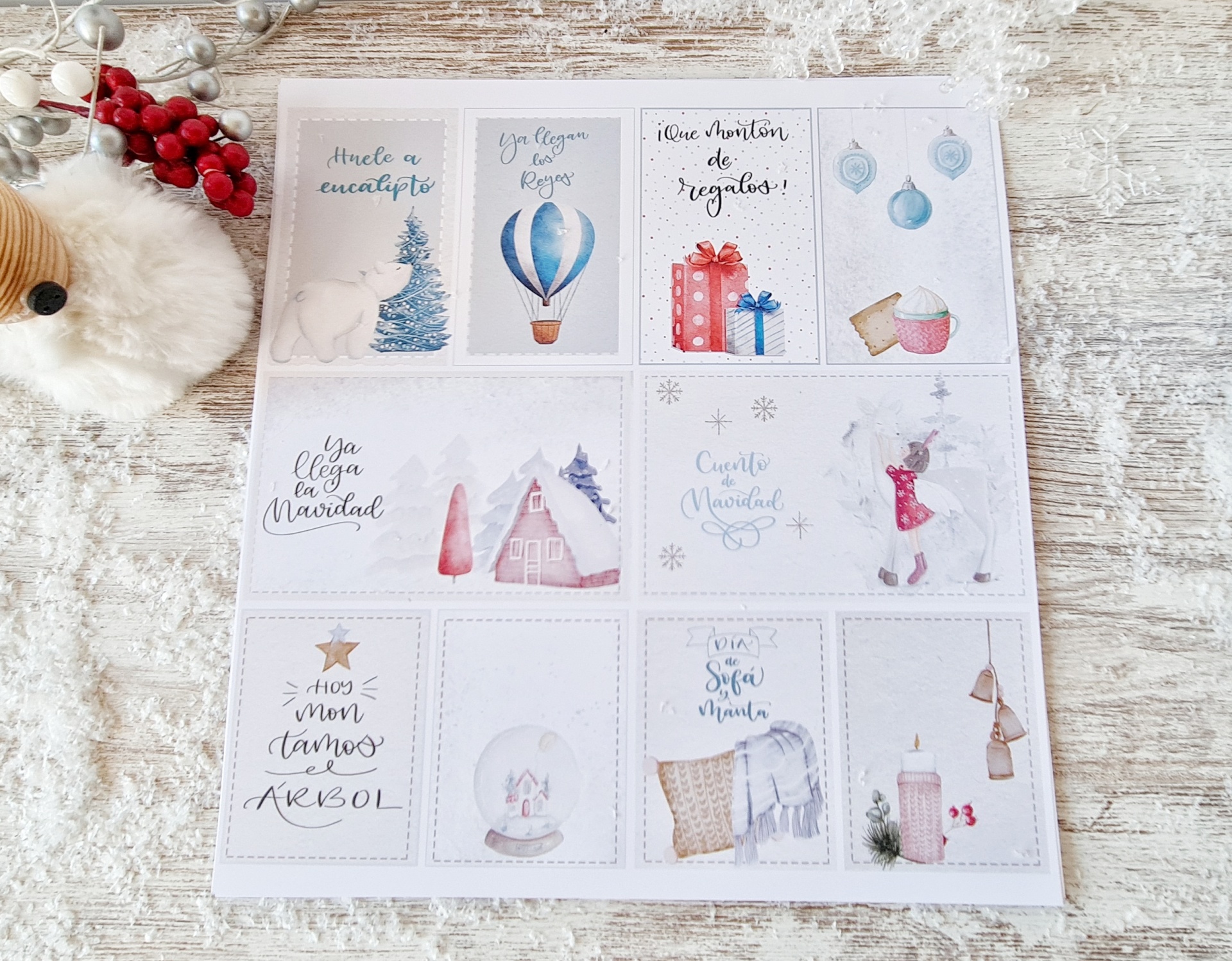 Conjunto de postais de Natal com ilustrações temáticas sobre fundo branco texturizado