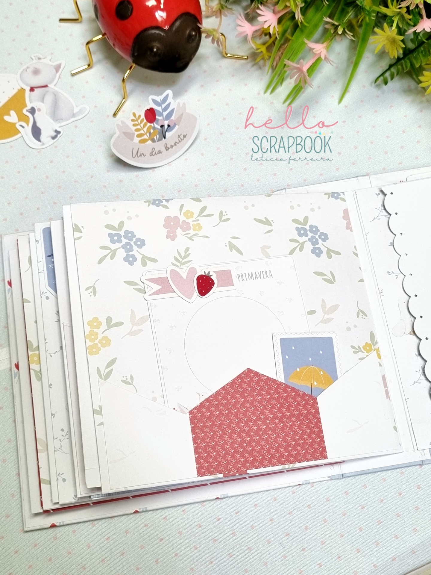 Álbum de scrapbook aberto com decoração floral e adesivos coloridos