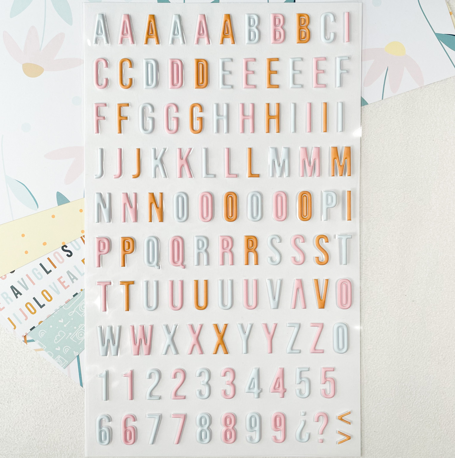Folha de autocolantes com letras e números coloridos em tons pastel