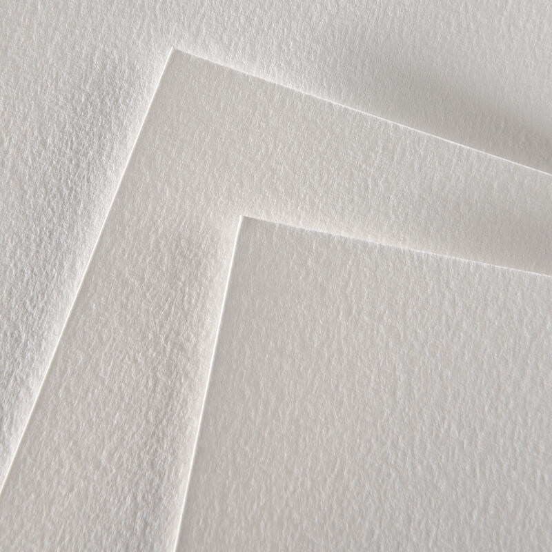 Folhas de papel branco texturizado sobre superfície branca