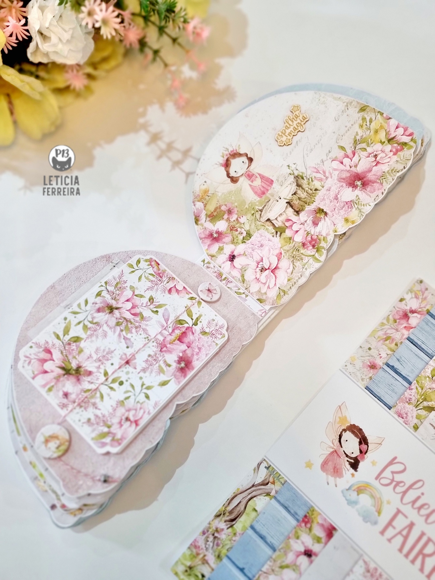 Cartões decorativos com estampas florais e desenhos de fadas sobre superfície clara