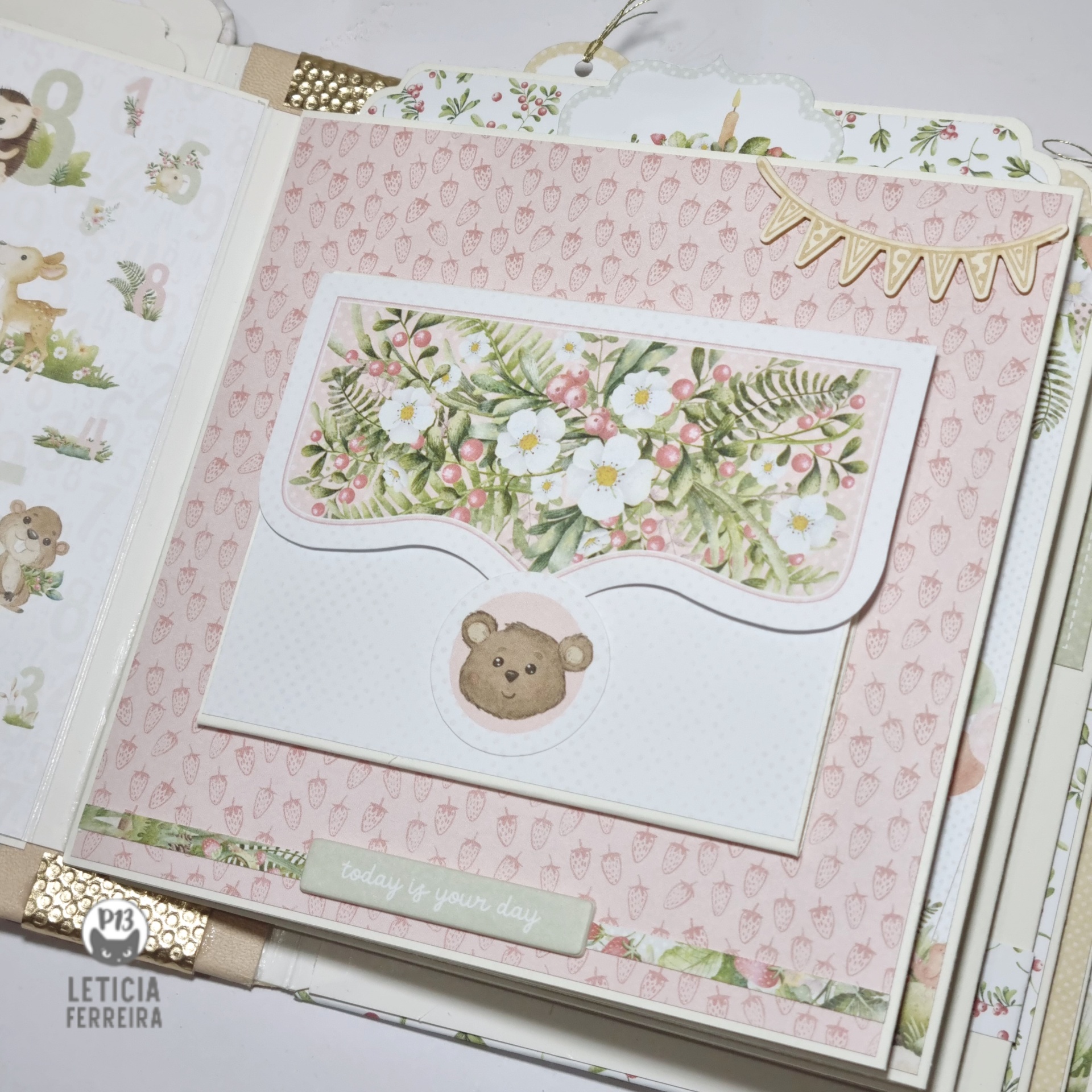 Página de álbum de scrapbook com envelope decorado, ursinho e flores
