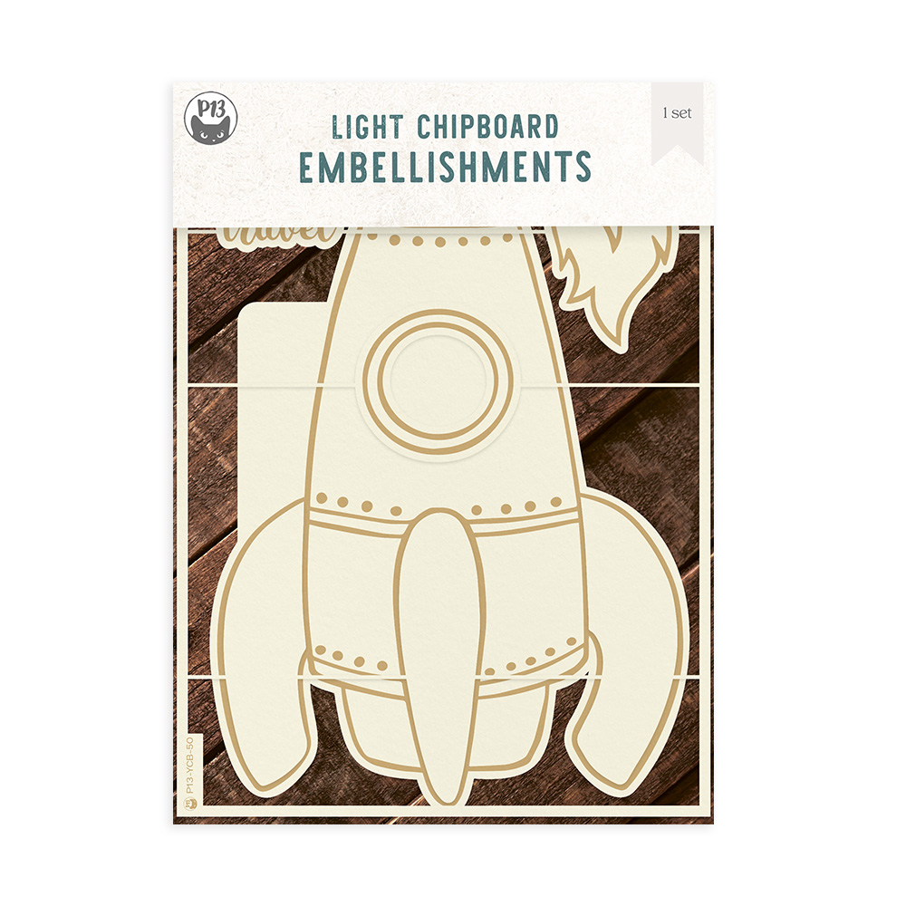 Ornamentos em placa fina de madeira clara em forma de foguete embalados com etiqueta branca e fundo de madeira escura