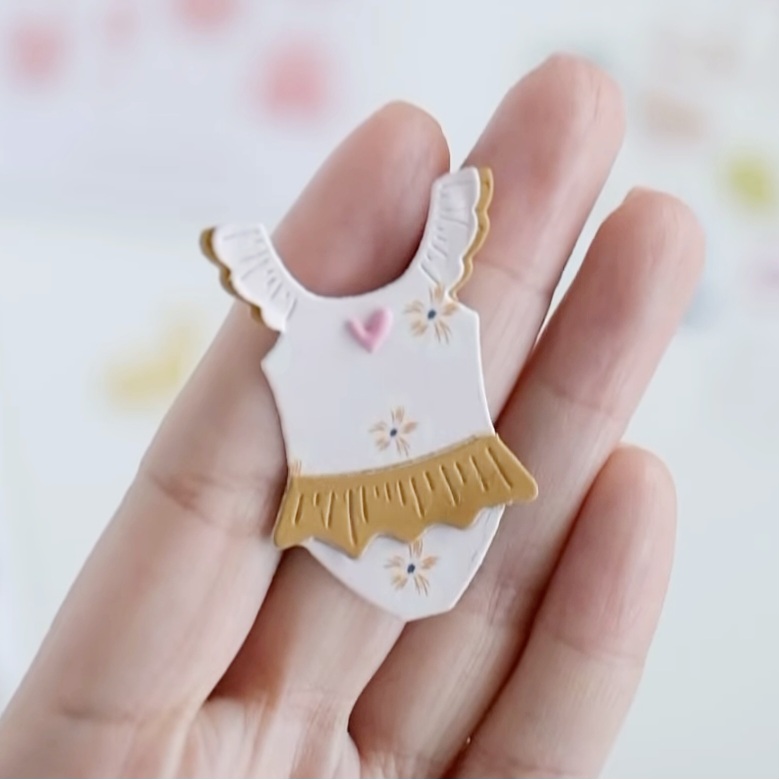 Pendente em forma de fato de banho infantil com padrão floral