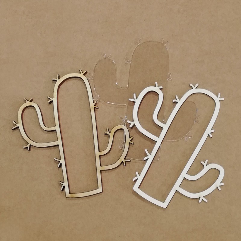 Três moldes de cactus em madeira natural, acrílico transparente e branco sobre fundo castanho