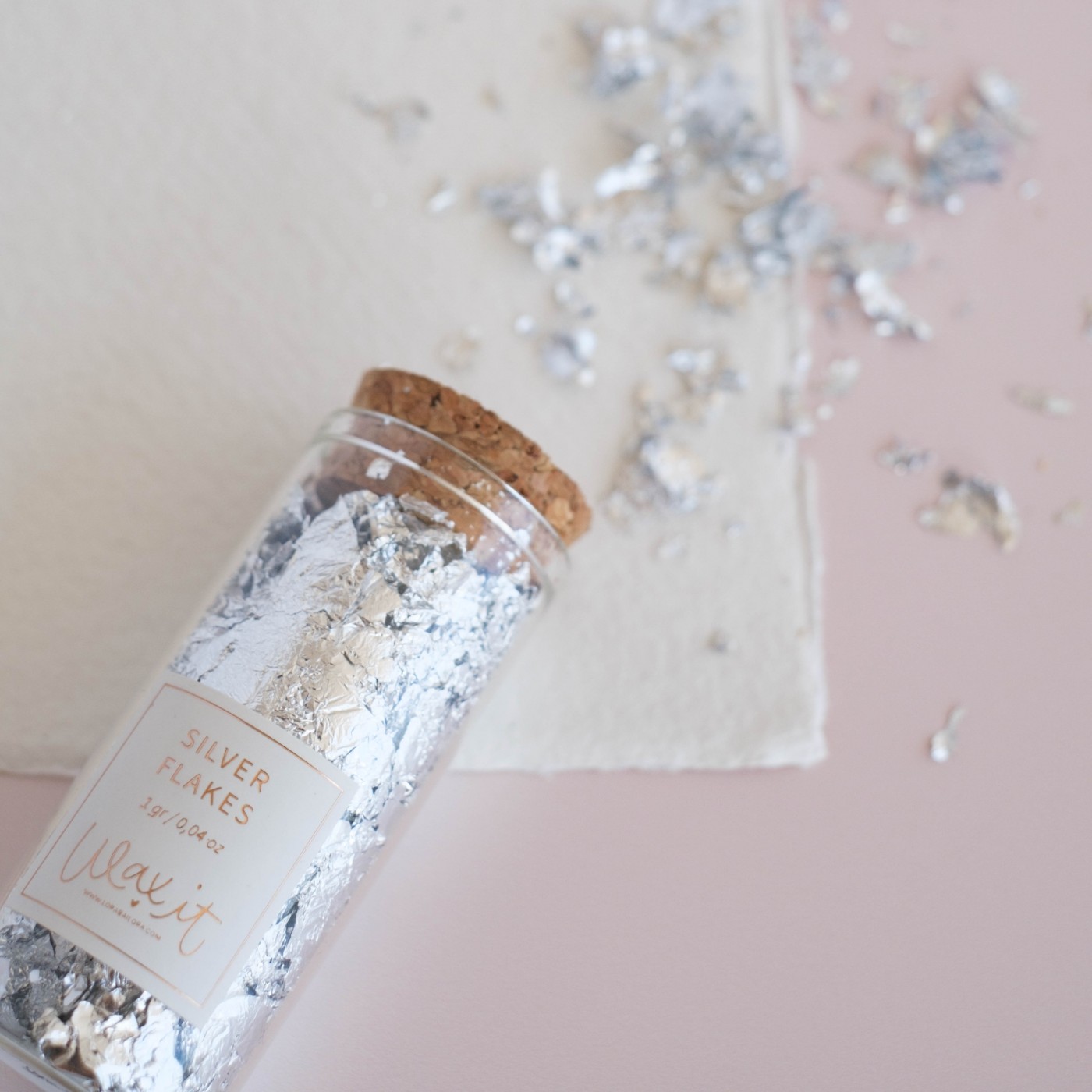 Frasco de vidro com flocos prateados e tampa de cortiça