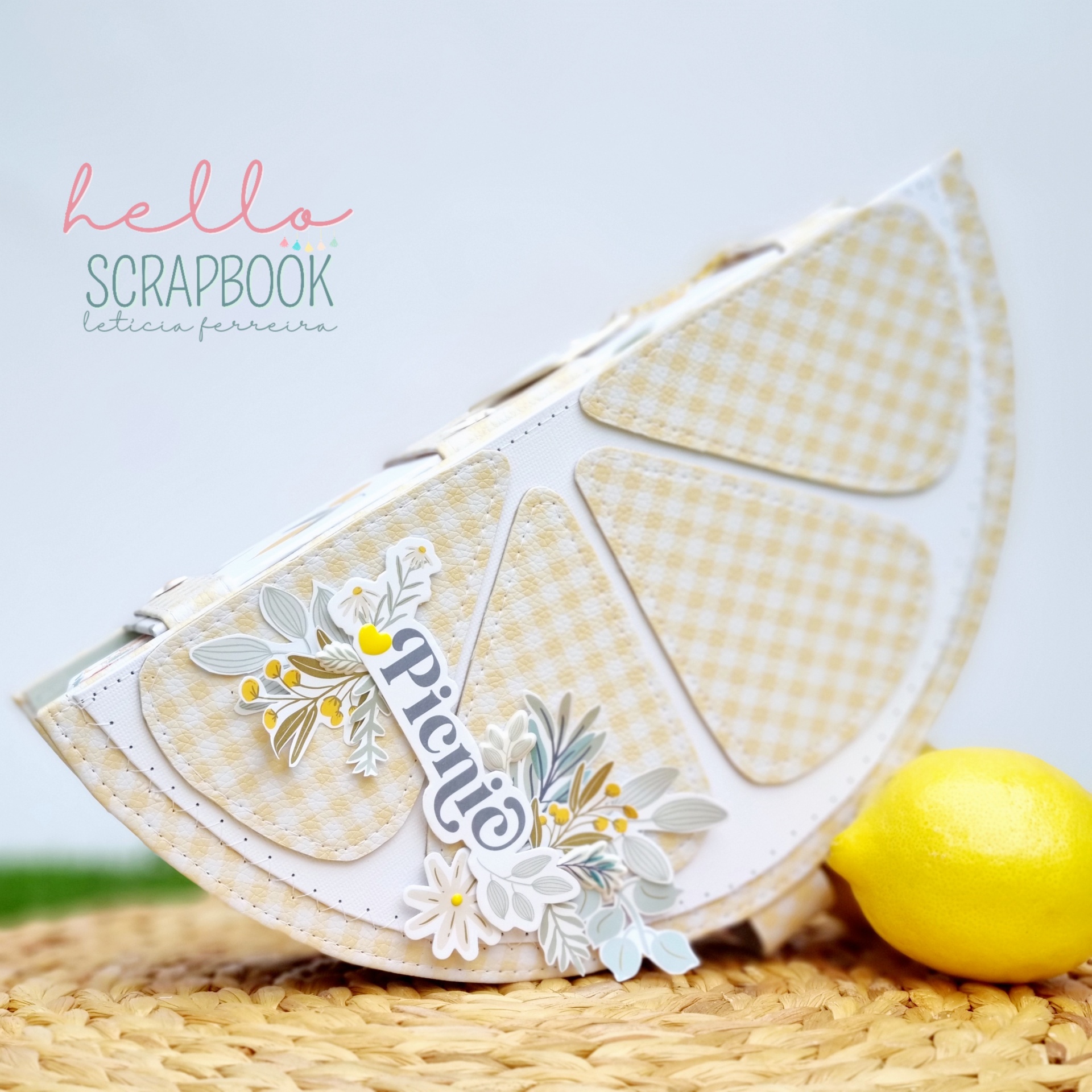 Caixa decorativa em forma de fatia de limão com padrão xadrez amarelo e branco e detalhes florais em papel