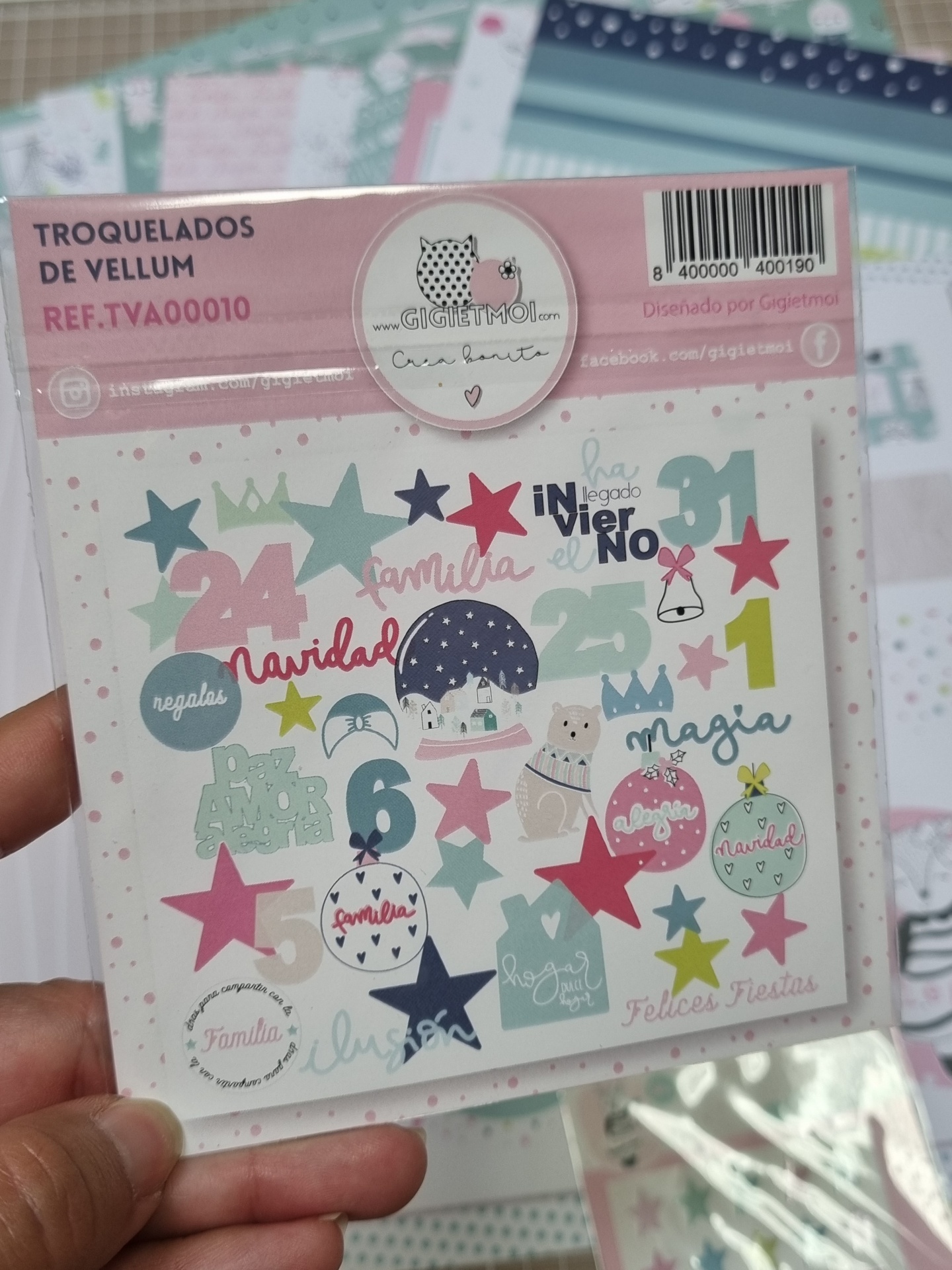 Recortes troquelados de vellum coloridos com temas de Natal e texto em espanhol
