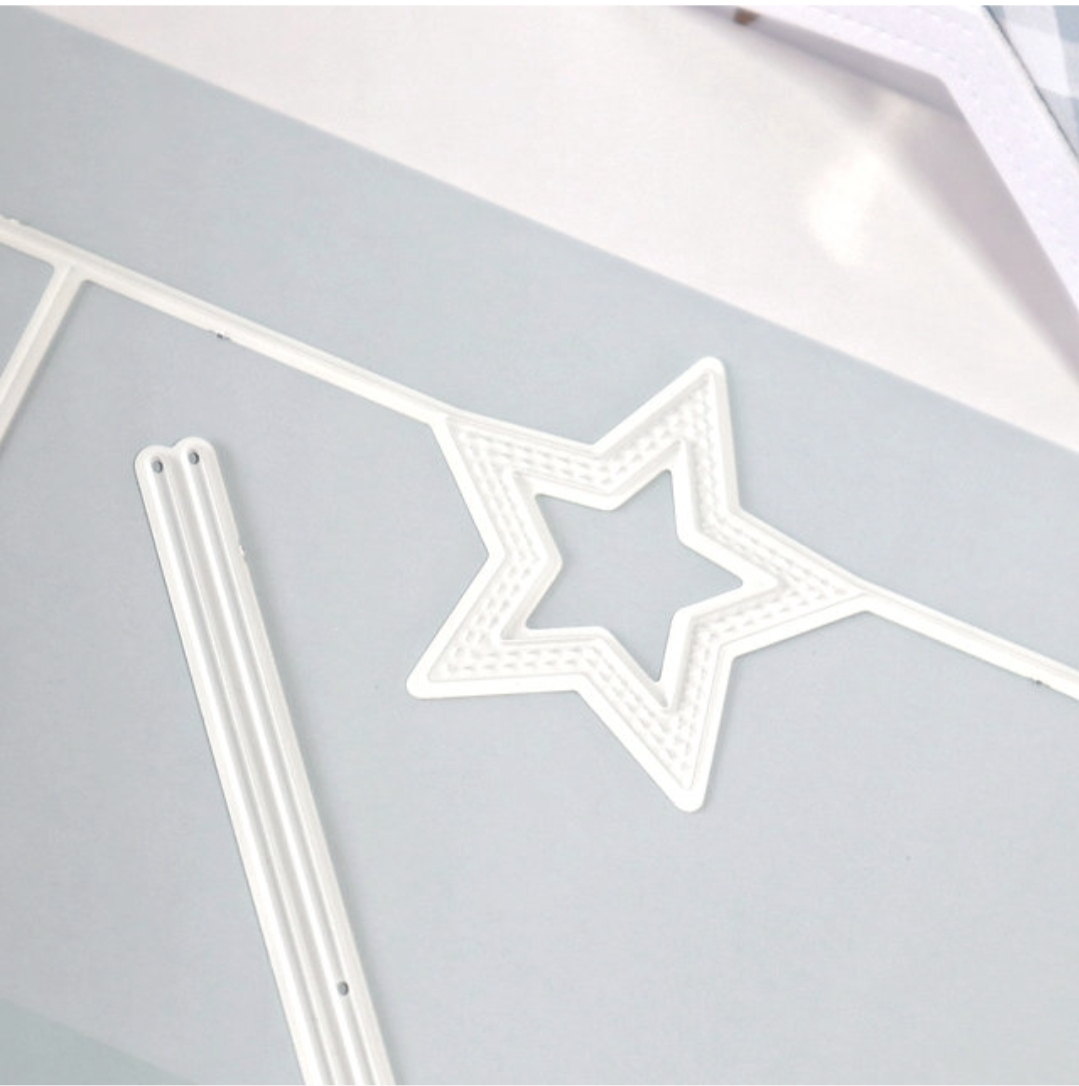 Elementos de plástico branco sobre superfície branca e cinzenta