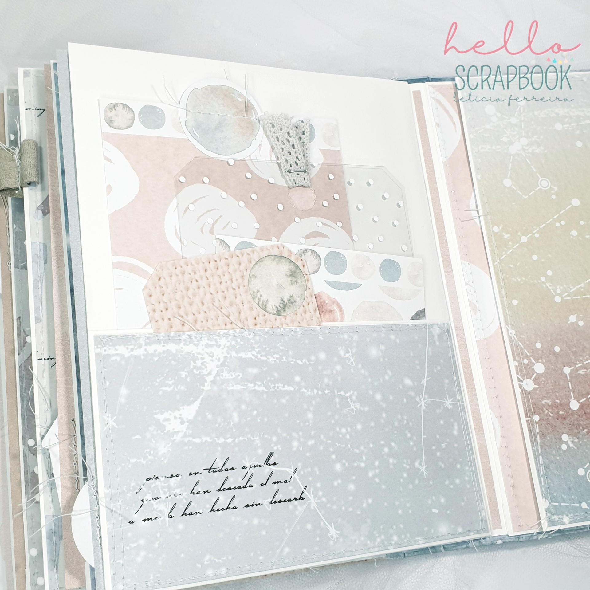 Álbum de scrapbook decorado em tons pastel com padrões variados e texto impresso