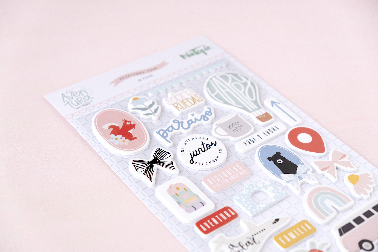 Folha de autocolantes decorativos com desenhos coloridos e texto em português