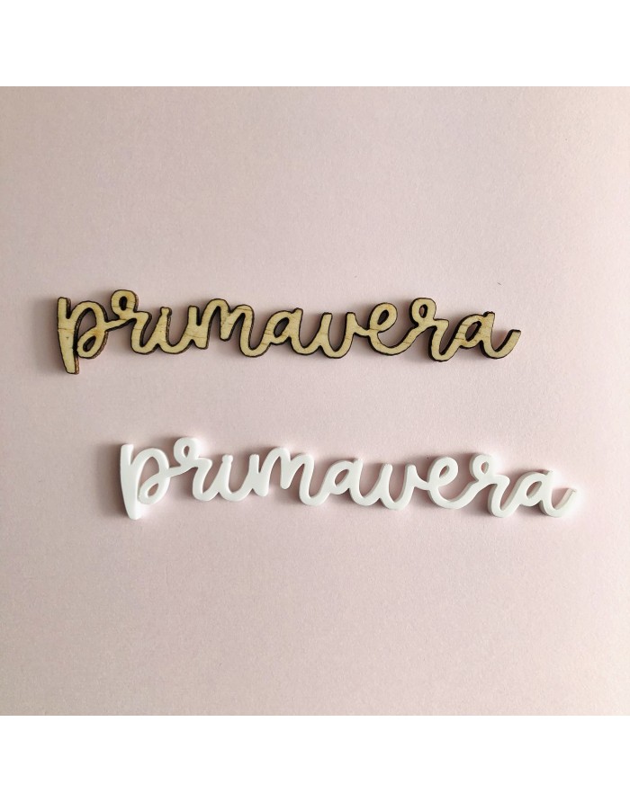 Palavras 'primavera' em madeira natural e branca sobre fundo rosa claro