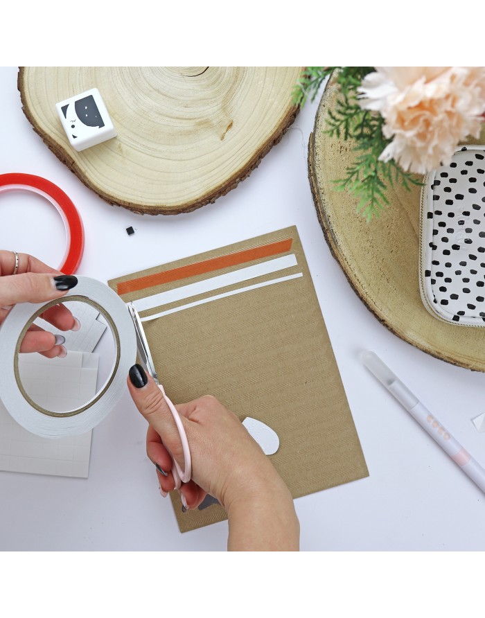 Materiais de artesanato em papel com tesoura, fita dupla face e decoração de madeira