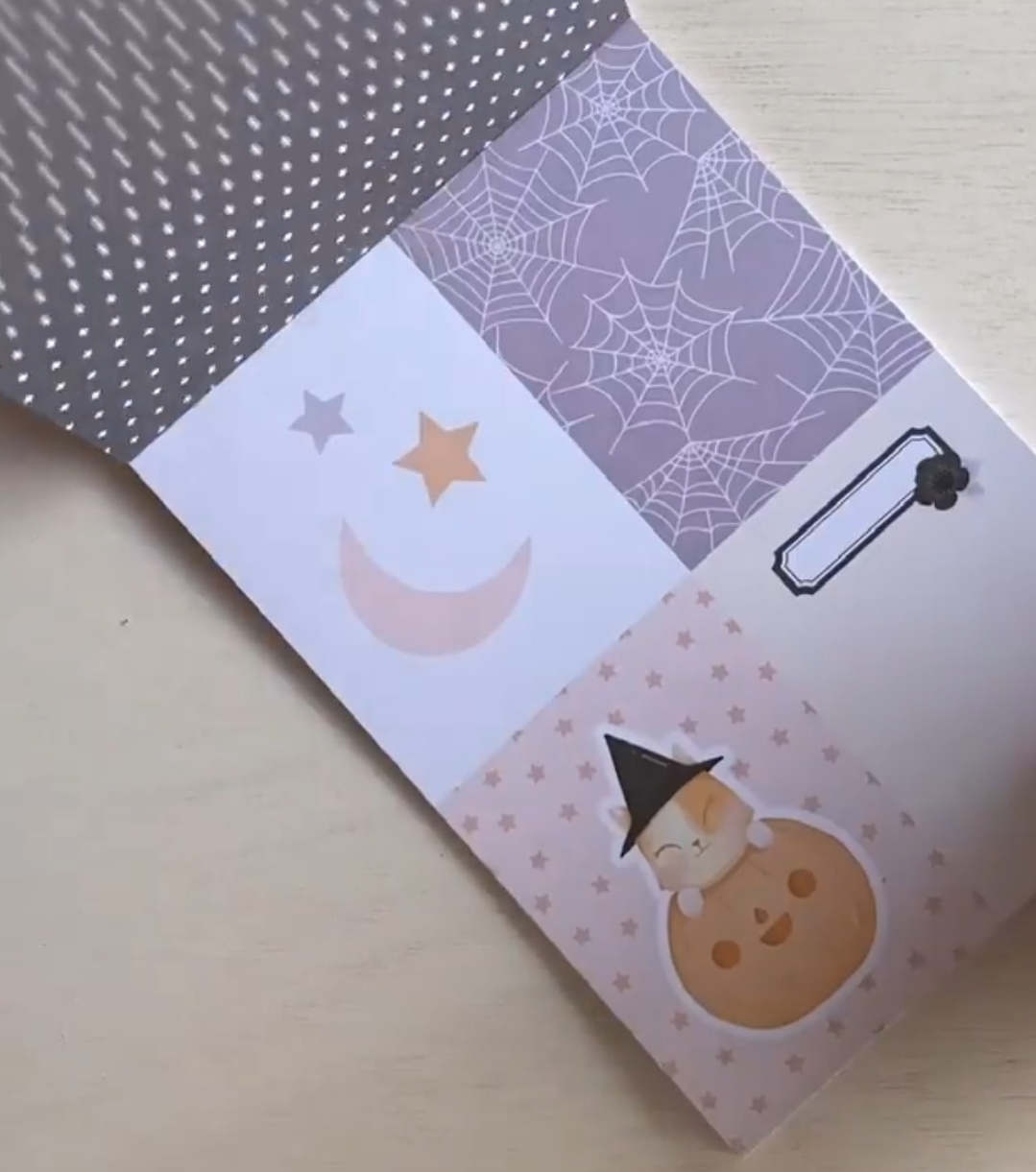 Bloco de notas com páginas decoradas com padrões e ilustrações de Halloween em tons pastel