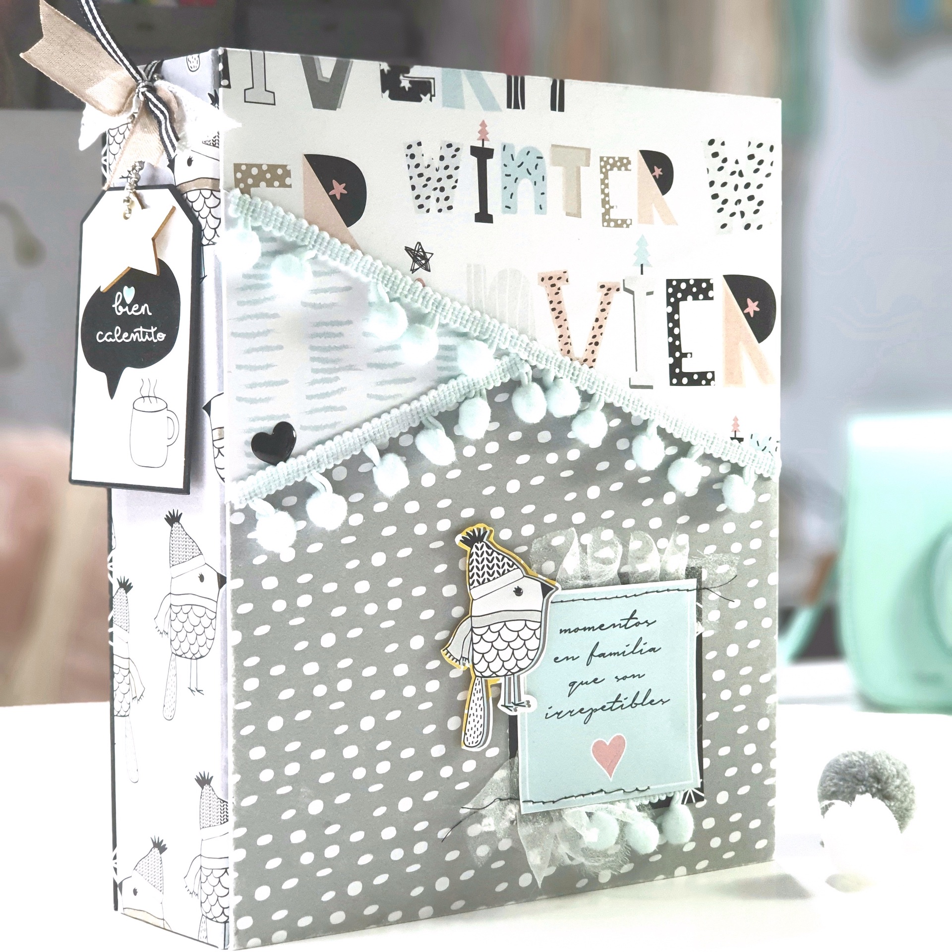 Caixa decorativa para presente cinza com padrão de bolinhas e etiqueta com texto