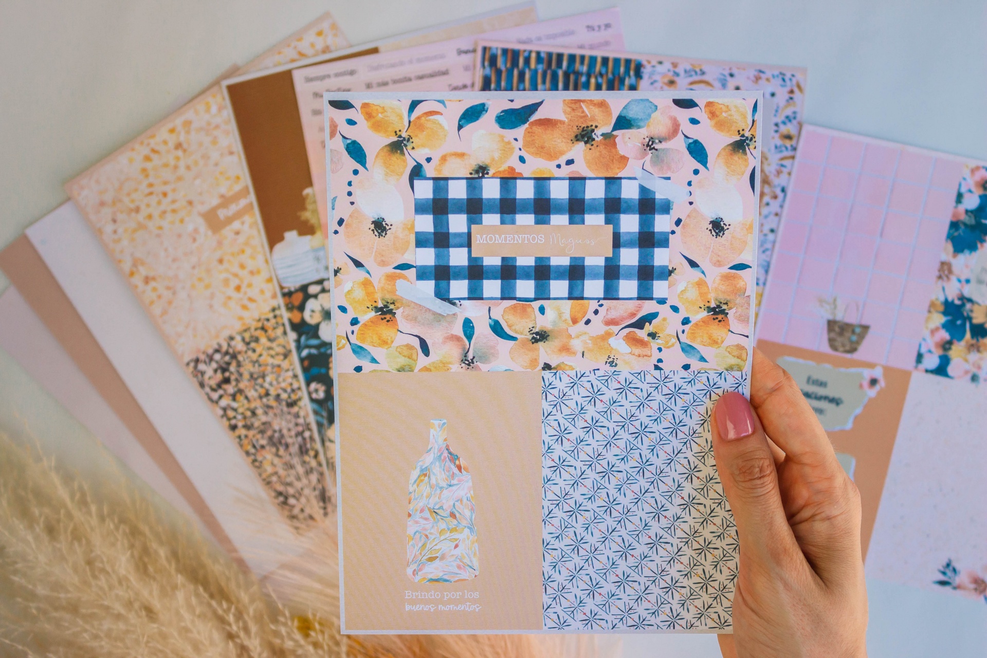 Conjunto de papéis decorativos com padrões florais e geométricos em tons de azul e laranja