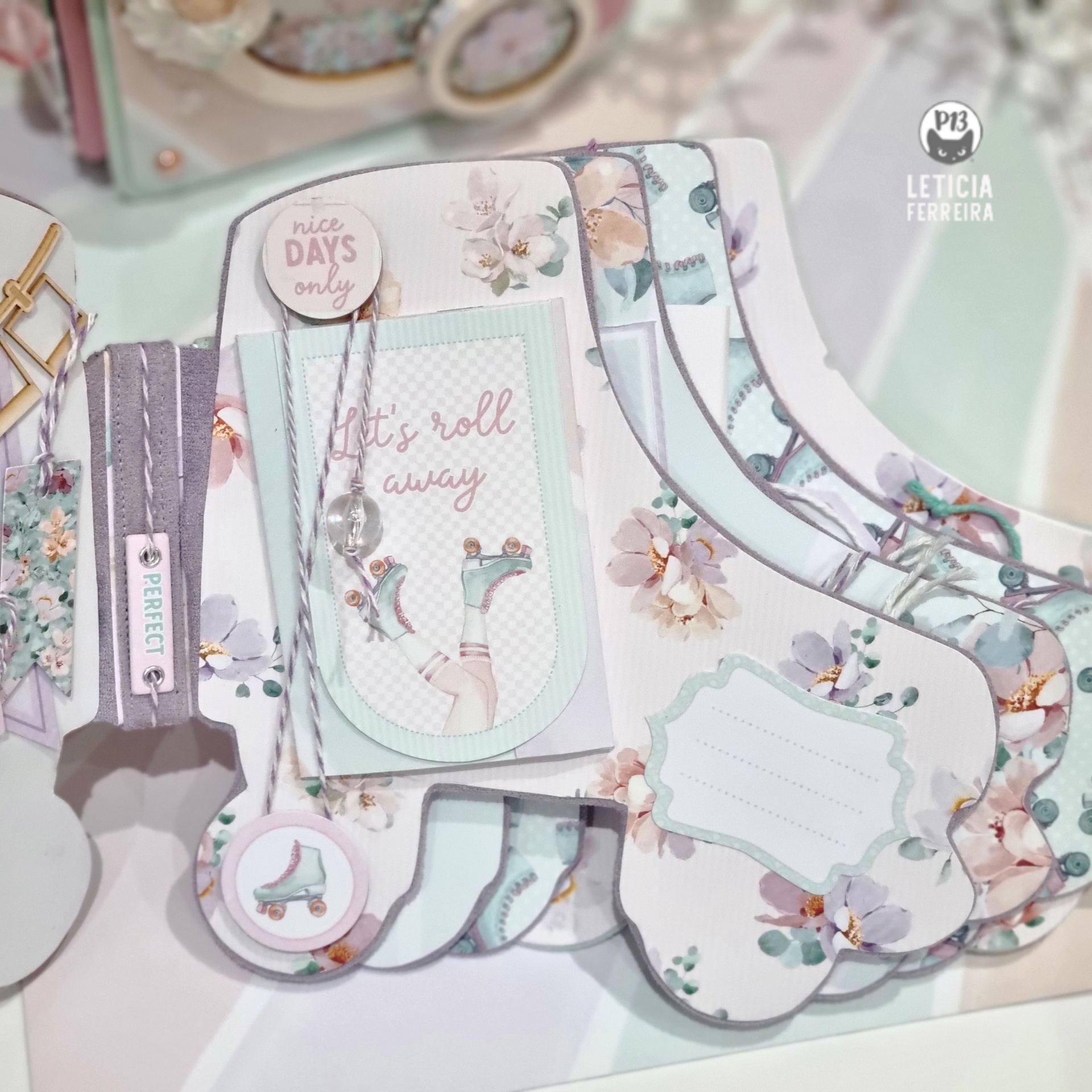 Cartões decorativos em forma de patins com padrões florais e texto inspirador