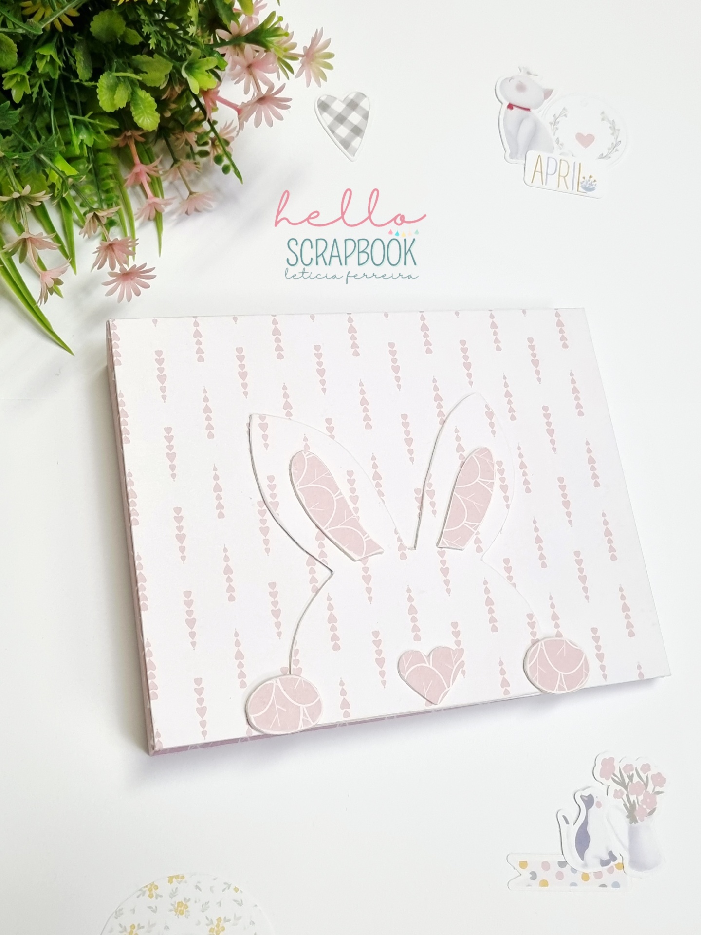 Caixa decorativa branca com padrão rosa e recorte em forma de orelhas de coelho e coração