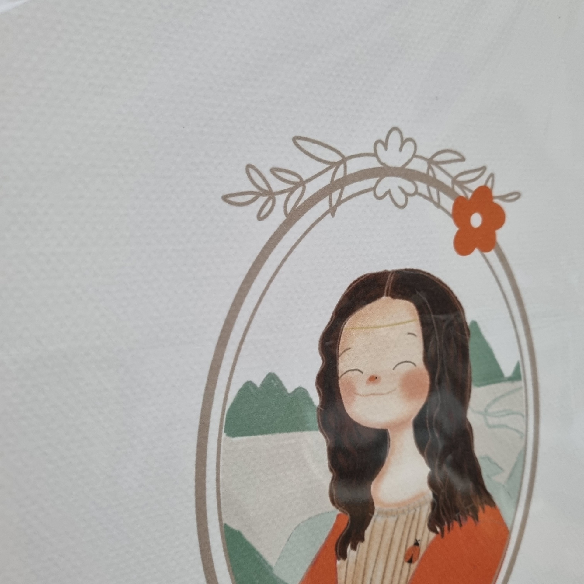 Ilustração de rapariga sorridente com cabelo castanho, camisola creme e casaco laranja em papel texturizado