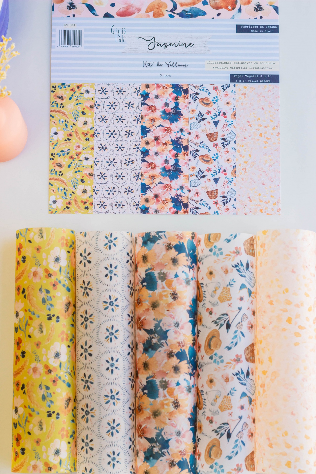 Conjunto de cinco tecidos estampados florais e decorativos em cores variadas embalados