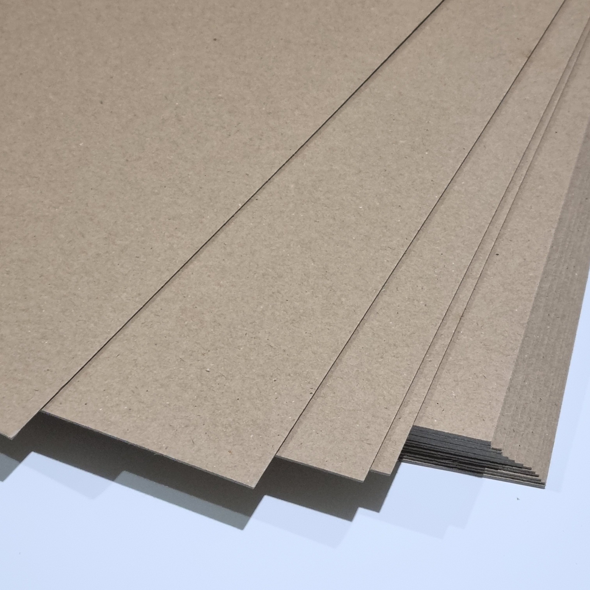 Folhas de cartão kraft castanho empilhadas