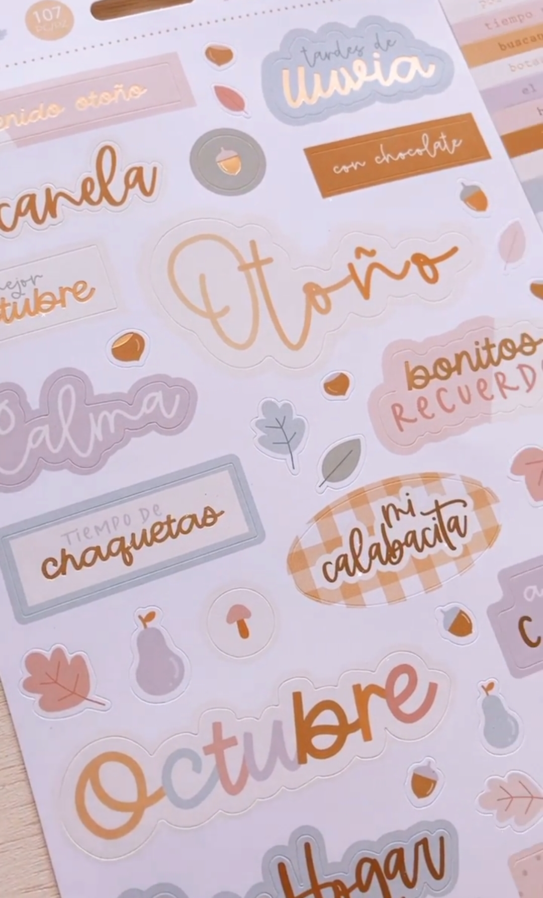 Folha de autocolantes com temas e palavras de outono em cores suaves e elementos decorativos pequenos.