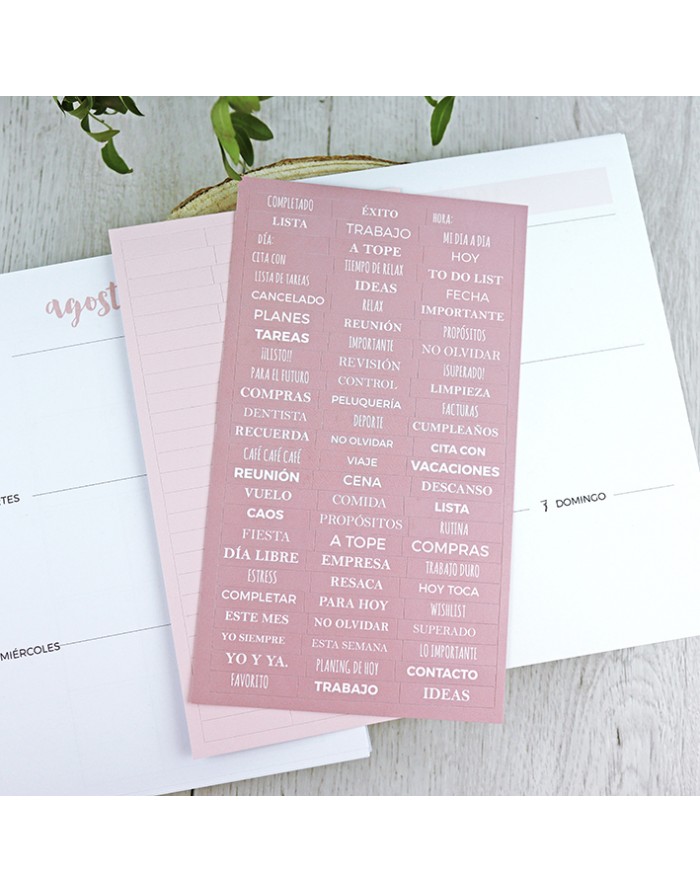 Folha adesiva rosa com palavras em espanhol sobre planner semanal e mensal