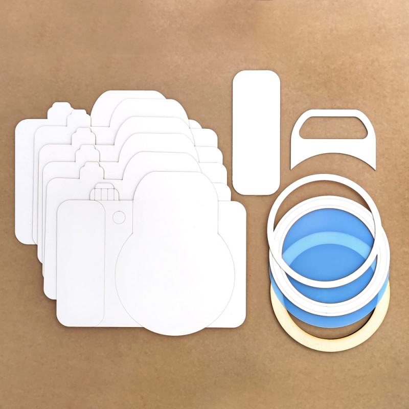 Peças de madeira pintadas em várias formas e cores em fundo castanho.