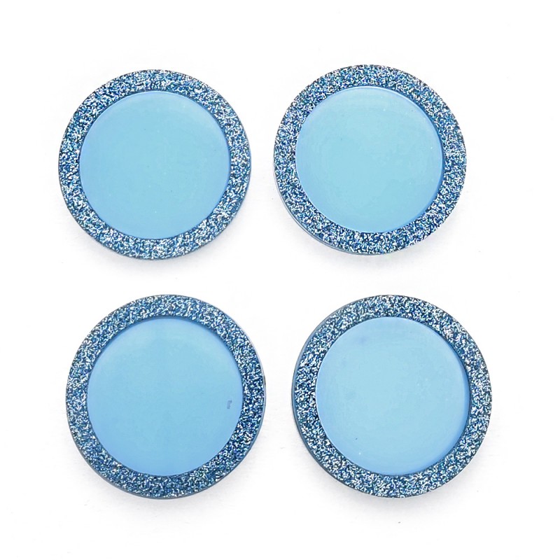 Quatro pratos redondos azuis com borda azul escura e padrão pontilhado
