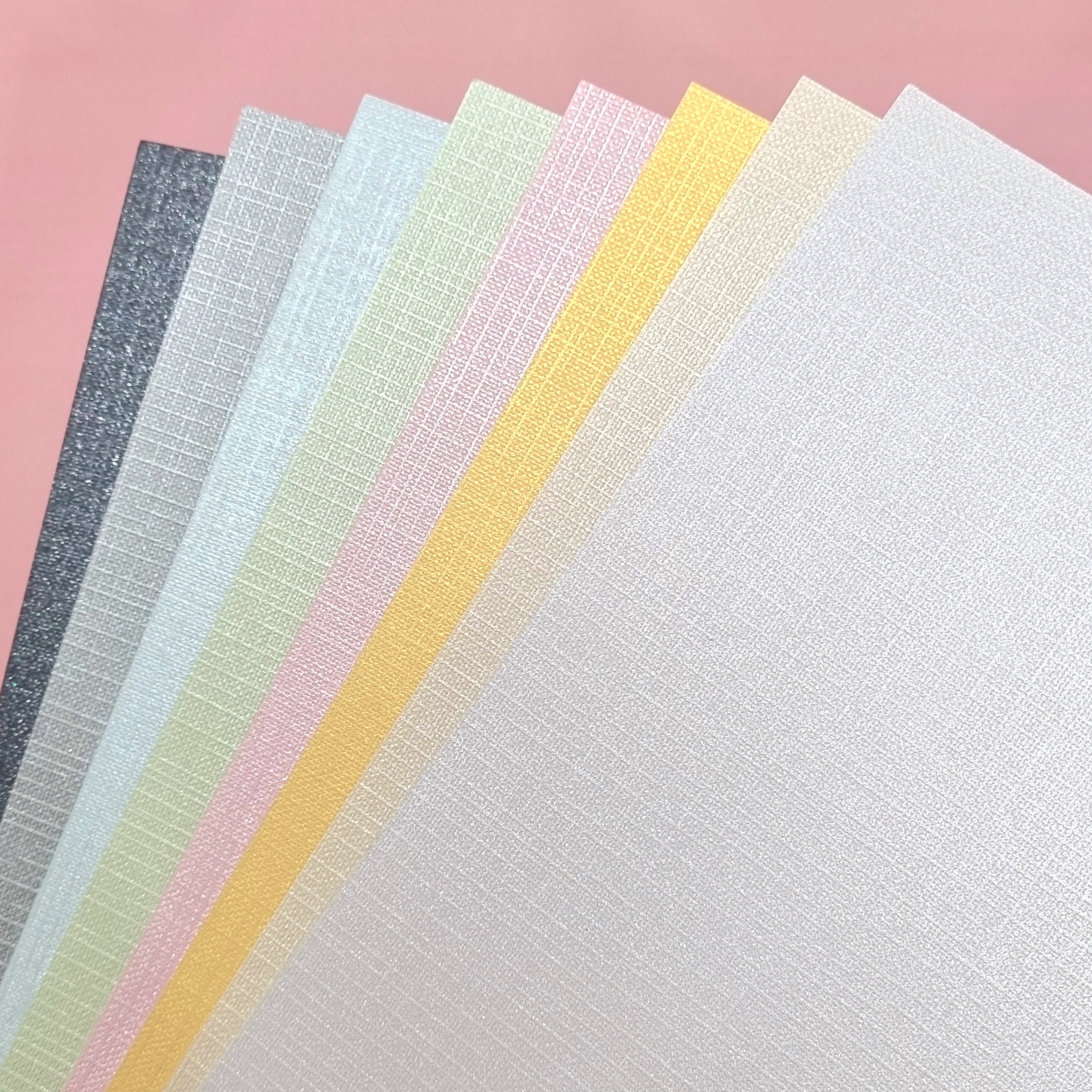 Folhas decorativas coloridas e texturizadas em leque