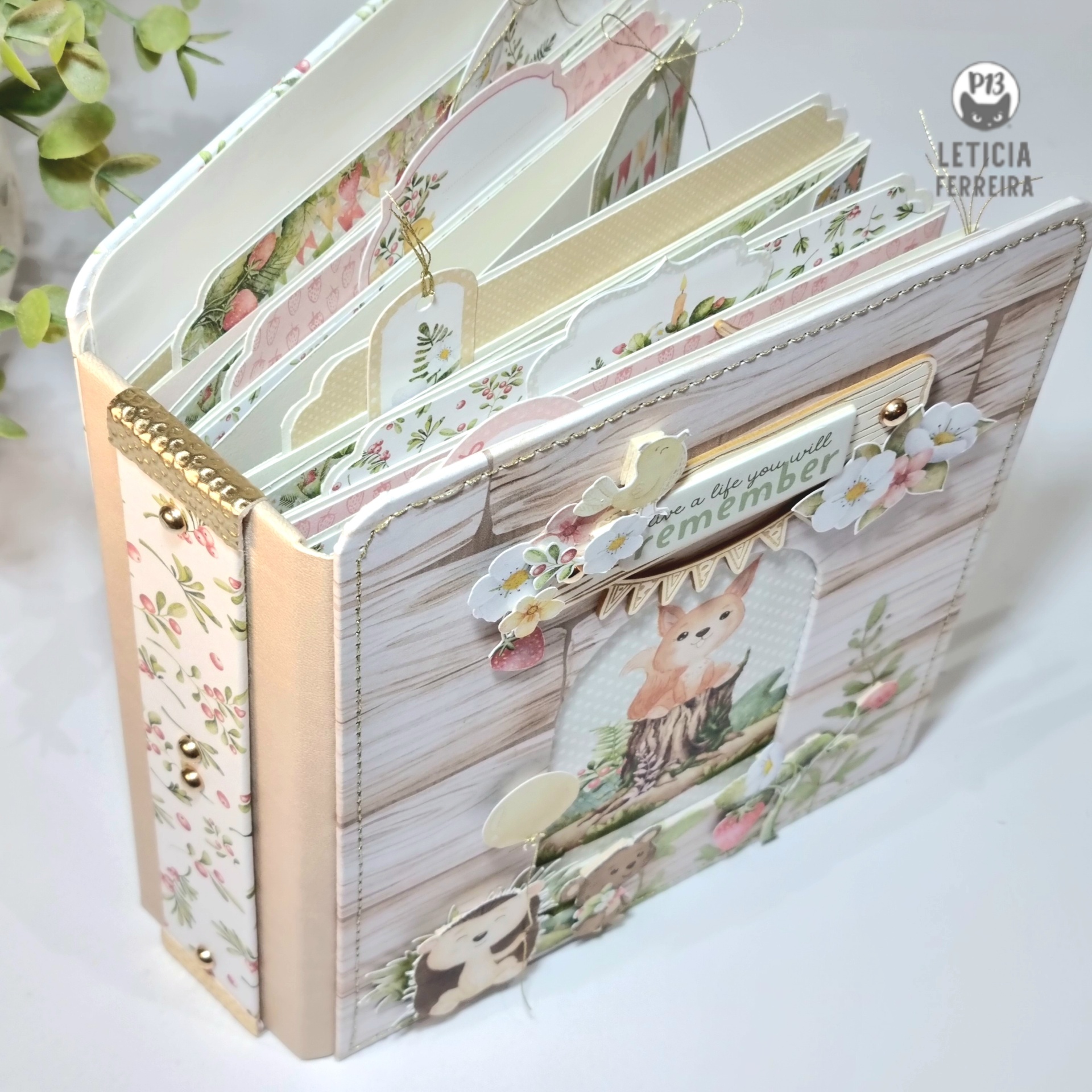 Álbum artesanal decorado com tema floral e animais, com texto 'Things to remember' na capa