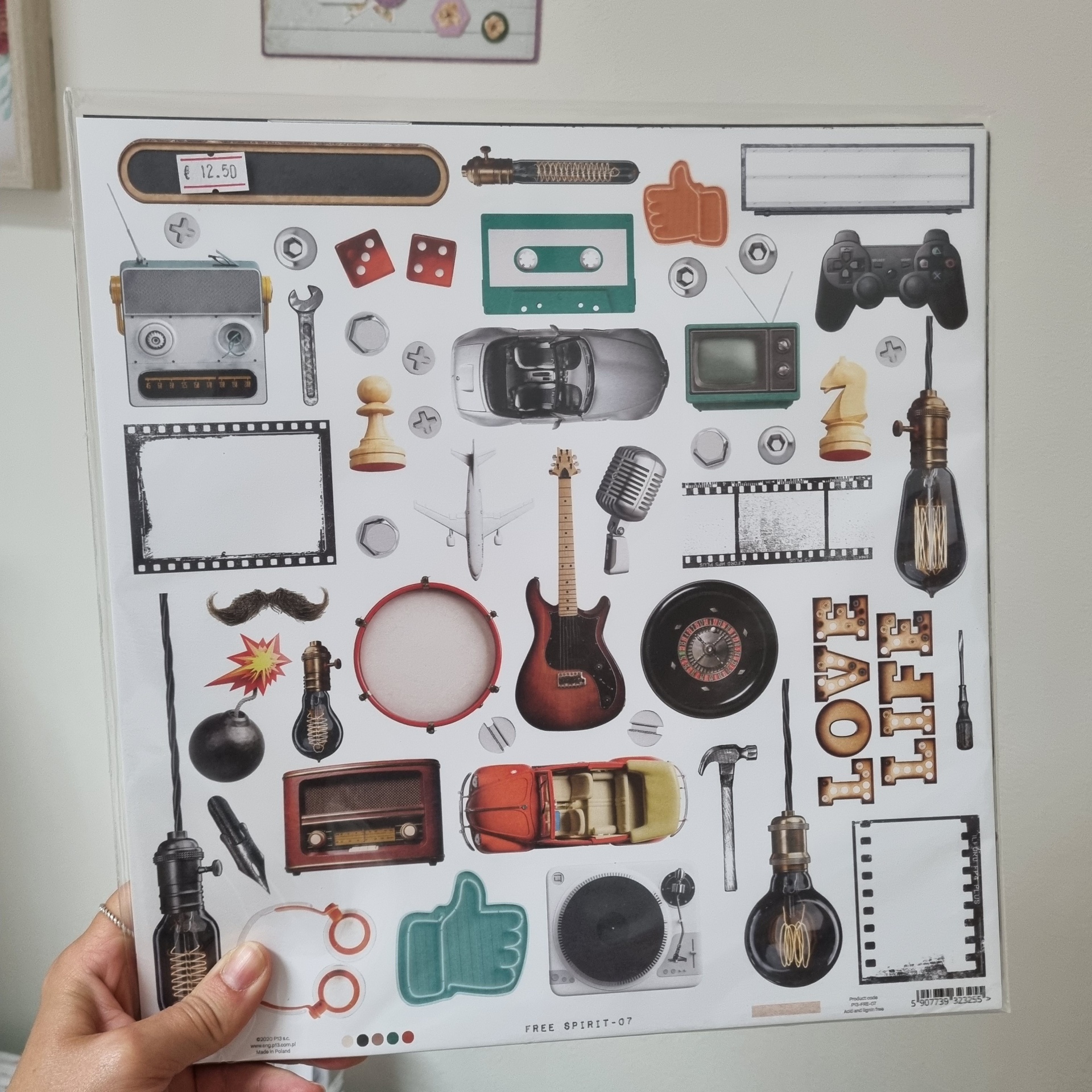 Folha com autocolantes de objetos vintage e temas variados, preço €12.50