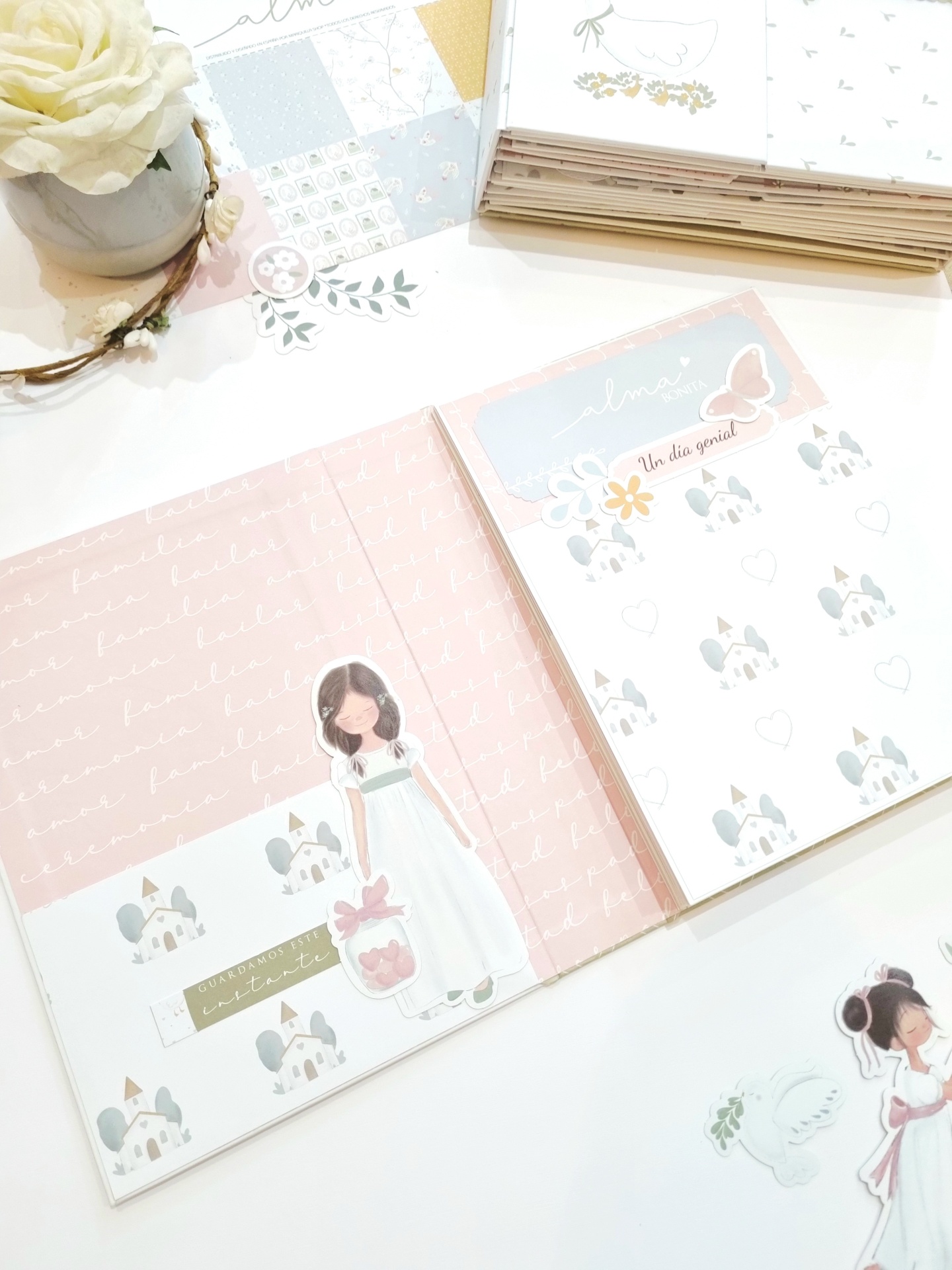 Álbum de scrapbook decorado com ilustrações e texto em tons pastel
