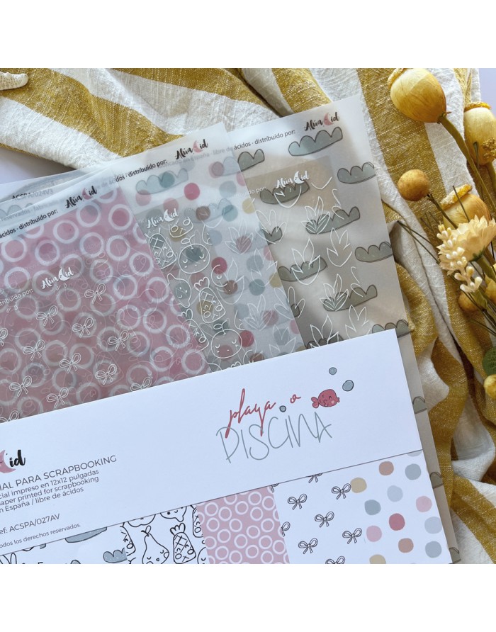 Papéis para scrapbooking com padrões coloridos e texto 'plays a piscina' sobre tecido às riscas amarelo e branco.