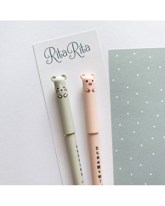 Dois marcadores de texto com tampas ursinho verde e rosa sobre cartão 'Rita Rita' e folha verde com bolinhas brancas