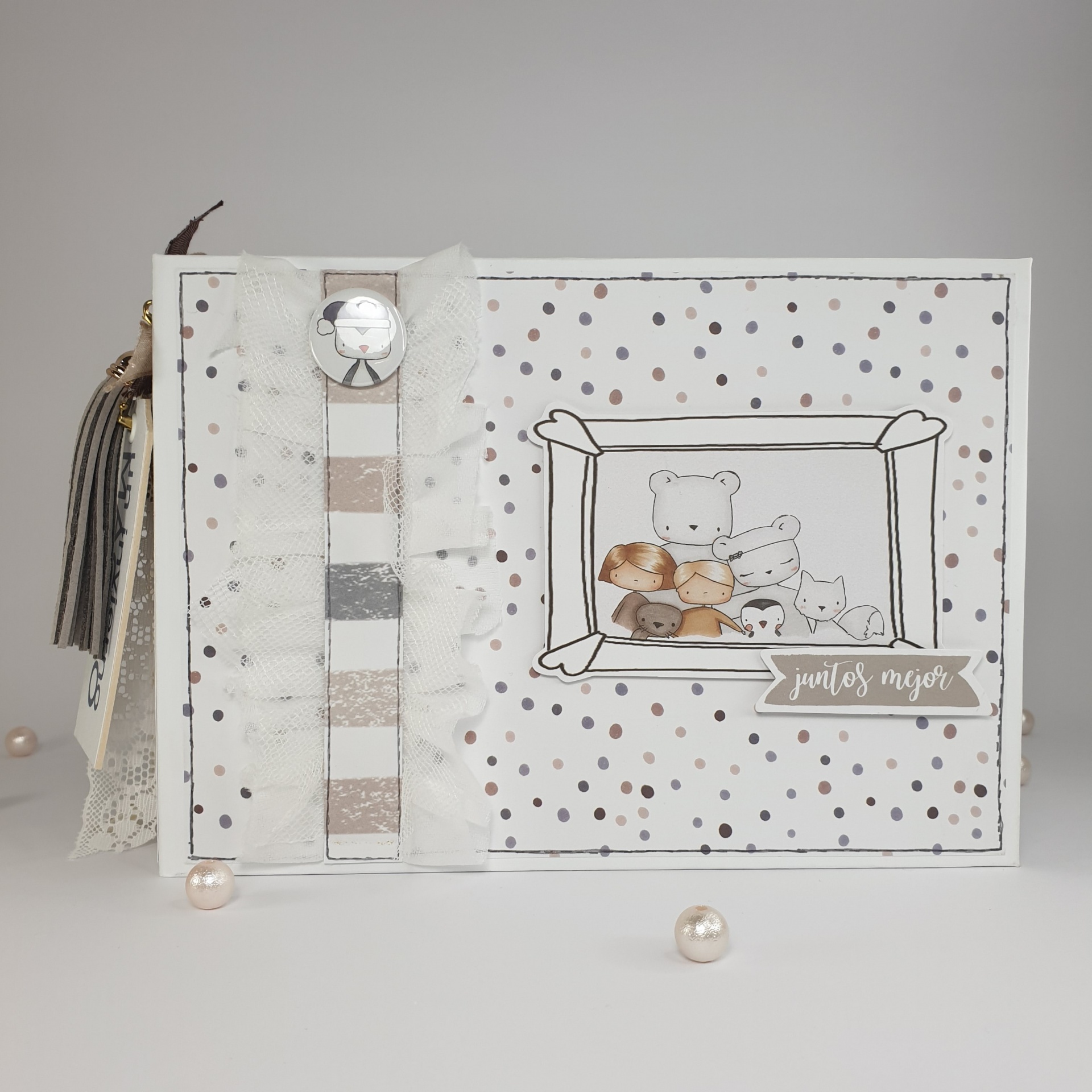 Livro decorativo com ursinho, coelho e gatinho numa moldura e texto 'juntos melhor'