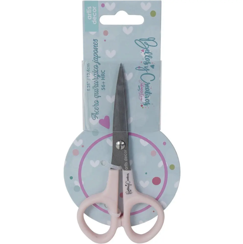 Tesoura rosa claro para costura em embalagem azul com corações