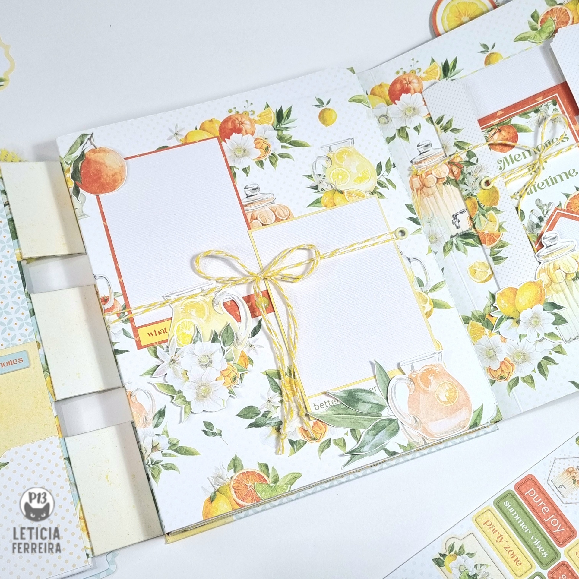 Papel decorativo com padrão de frutas cítricas, flores e folhas, com fita de corda amarela.